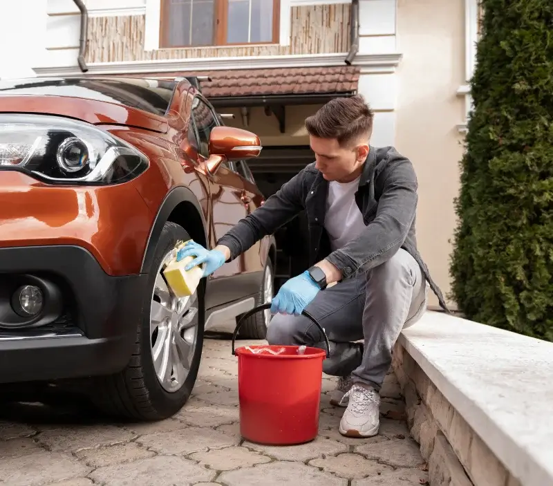 Lavage auto à domicile Les Ageux : professionnel intervenant sur un véhicule